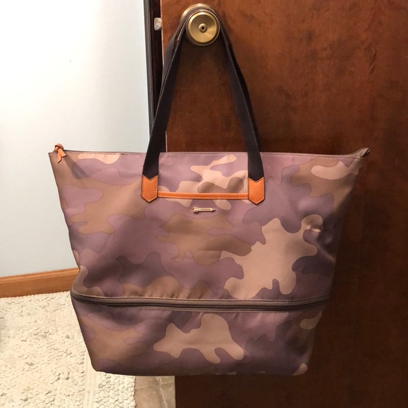 Stella & Dot Handbags - Camo Stella and Dot Daytripper!